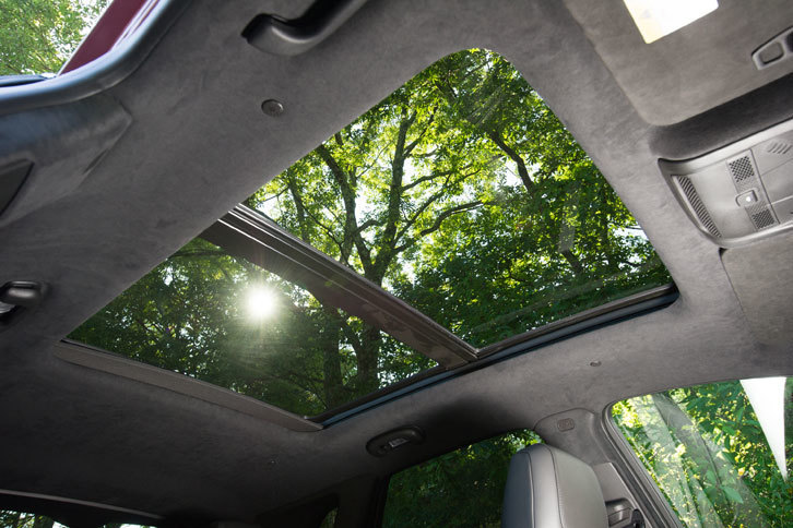 充実した装備も「XT5」の特徴。「ラグジュアリー」「プラチナム」ともに、メモリー機能付きフロントパワーシートや、サンシェード付きの電動サンルーフなどが標準で採用されている。