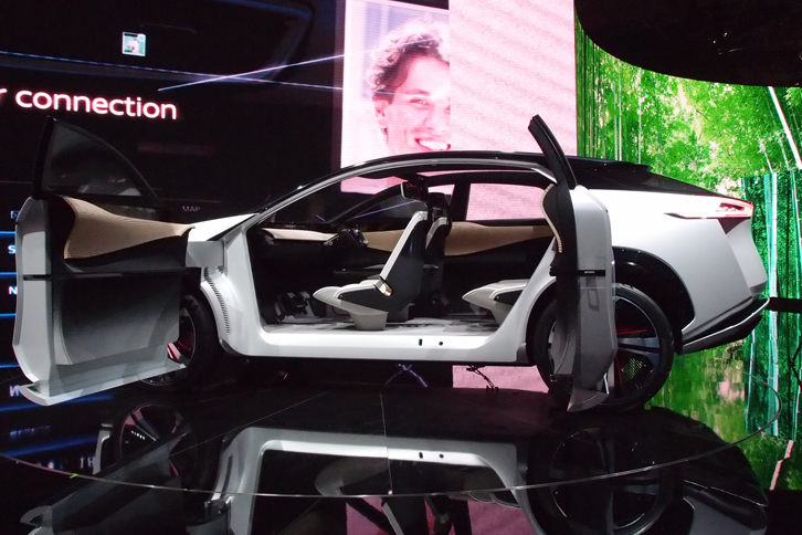 「IMx」のドアは、ユニークな観音開きが採用されている。