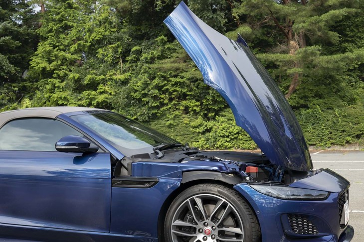 ボンネットは前方にヒンジを持つ逆アリゲータータイプ。ヘッドランプ形状の変更に合わせてボンネットの形も変わっている。