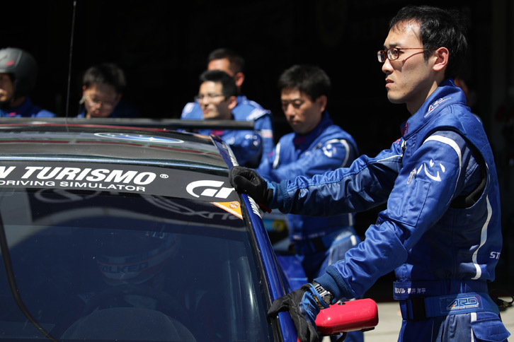 北海道スバルから参加した横井洋平さん。今はメカニックではなくフロント業務を任されているとのことで、今回の挑戦では「工具の使い方を見れば他のメンバーのすごさが分かる。本番までに勘を取り戻したい」と謙遜していた。