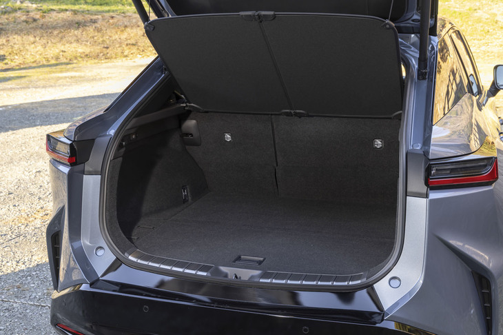 荷室の容量は522リッター。9.5インチのゴルフバッグを3個積める。