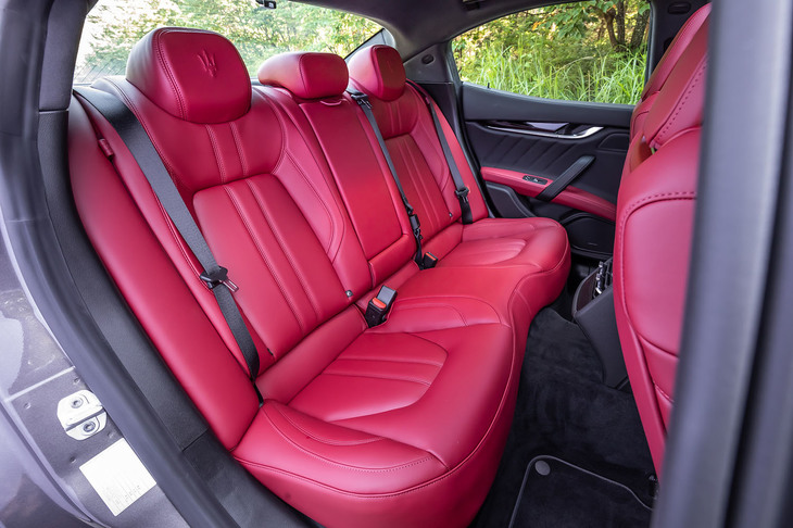 リアシートの背もたれには、60：40の分割可倒機構が備わる。「ギブリ ハイブリッド グランスポーツ」には半ドア状態からドアを自動で閉める「ソフトクローズドア」が標準装備されている。