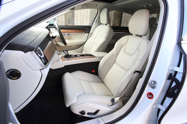 「S90 T6 AWD インスクリプション」の前席。表皮には上質なナッパレザーが用いられており、ベンチレーション機能やマッサージ機能が備わる。