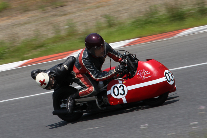 ブルックランズ＆フレディ・ディクソン・トリビュート・ランと題された戦前車およびレーシングサイドカーのパレードに出走した「クララ」。単気筒106ccエンジンを搭載したスペシャルである。