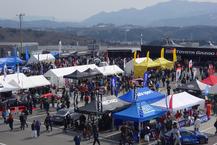 Aパドックエリアに設置された各メーカーのブースもごらんの人だかり。