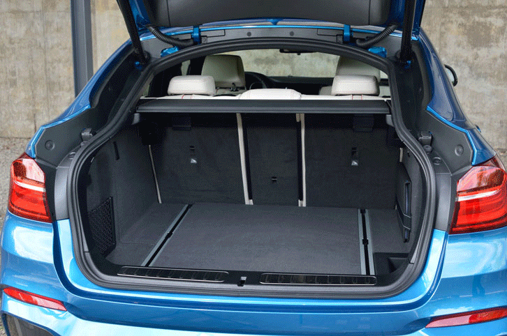 荷室の様子。フロアボードはリバーシブルで、ぬれた荷物などの積載にも対応できる。（写真をクリックすると荷室のアレンジが見られます）