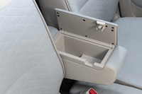 センターアームレストは小物入れ付き。内部に段差が設けられているため、小さなものを入れても転がらないのがいい。