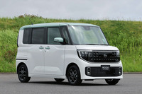 2025年8月22日に発表された日産の軽スーパーハイトワゴン、新型「ルークス」。2009年に登場した「スズキ・パレット」の姉妹車であった初代モデルから数え、今回の最新型が4代目にあたる。