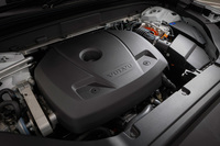 「T8 Twin Engine AWDインスクリプション」のパワーユニット。ターボチャージャーとスーパーチャージャーを備えるガソリンエンジンに電気モーターが組み合わされる。