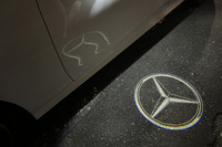 ドアを開けると標準で装備される「ブランドロゴプロジェクターライト」によって、足元にクッキリとスリーポインテッドスターが映し出される。乗車前の演出は完璧だ。