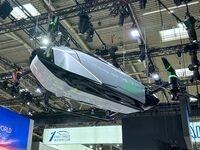 見上げれば、シャオペンの有人ドローン「エアロHT」が。販売価格は200万元（約4100万円）を目標にしている。