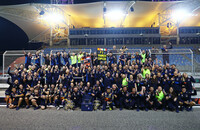 開幕戦バーレーンGP（写真）で1-2フィニッシュを決め、幸先良いスタートを切ったレッドブル勢。フェルスタッペンは今季誰よりも多い年間9勝をマークしたものの、このうち7勝は前半10戦で記録しており、この期間で築いた大量リードを貯金に大負けしないことで4連覇を達成した。一方でチームメイトのセルジオ・ペレスは、2025年の残留契約を締結した直後から調子を崩し始めた。総ポイントはフェルスタッペンが437点だったのに対し、ペレスは152点しか獲得できずランキング8位。コンストラクターズランキングも首位から転落し3位で終えることとなった。（Photo=Getty Images / Red Bull Content Pool）