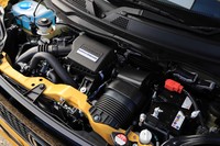 搭載されるS07B型0.66リッター直3ターボエンジンは最高出力64PS、最大トルク104N・mを発生。電動ウェイストゲートを採用し、スロットルレスポンスを向上させている。エンジンマウントは新たに液封式を採用した。