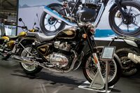 インドの巨人、ロイヤルエンフィールドは「ブリット650」を発表した。先に販売を開始している「クラシック650」や「ショットガン650」と同じ、排気量648ccの空冷並列2気筒エンジンを、リアサスペンションまわりのループ状の設計が特徴的なスチール製フレームに搭載。一体型のシートやショートリアスフェンダーが、ブリットシリーズの特徴だ。