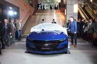 発表会ではゼネラルモーターズ・ジャパンの若松 格代表取締役社長が、新しい「カマロ」の特徴を紹介。アンベールを行った。