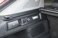 荷室の側面には、後席背もたれのリリースレバーが備わる。左側面のみ、12Vの給電ソケットが取り付けられている。