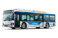 日本で路線バスとして活躍する現行型「いすゞ・エルガ」。「日野ブルーリボン」とは“バッジ違い”の姉妹モデルにあたる。