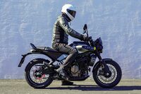 足つき性は良好で、身長170cmの筆者の場合、片足で支える場合はカカトまでべったり接地。両足を下ろした場合もカカトがわずかに浮く程度だ。シート高は従来モデルの835mmから820mmに低められている。