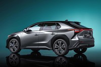 シャープなラインが印象的な「トヨタbZ4X」のエクステリア。シャシーにはBEV専用のe-TNGAプラットフォームが採用されている。