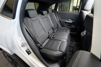 前後スライド調整機構や4：2：4の3分割可倒機構を備えたリアシート。センターアームレストには引き出し式の2個のドリンクホルダーを、フロントセンターアームレストの背面には、エアコン吹き出し口と小物入れ、2口のUSB Type-Cポートが備わる。