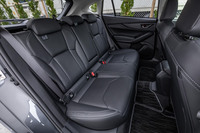 リアシートの背もたれには60：40の分割可倒機構が備わる。センター部分のアームレストにはカップホルダーが内蔵されている。