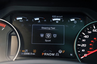 パワーステアリングの重さやESCの介入度合いなど、「F-150ラプター」ではさまざまな制御のパラメーターをスポーツカーのように調整することができる。