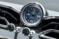 「ダークマザーオブパール」と名づけられたフェイスデザインのブライトリング製クロックは55万9520円のオプション。盤面に8つのダイヤモンドがあしらわれる。