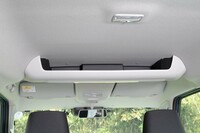 前席からでも手が届きやすい場所にオーバーヘッドシェルフが用意される。「スペーシア カスタム」では後席にエアコンの風を送り込むサーキュレーターが装着されているスペースだ。