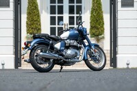 価格は「ヴァラム・レッド」「ブランティングソープ・ブルー」の2色が94万9300円、「ティール」が96万9100円、「ブラック・クローム」が99万8800円だ。