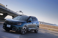 「シトロエンC5エアクロスSUV」と東京湾アクアライン。今回の試走は東京と千葉をつなぐ幹線道路と、付近の一般道で行った。