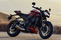 トライアンフのミドル級ネイキッドスポーツ「トライアンフ・ストリートトリプル765」。アグレッシブなスタイリングと機敏な走りを特徴とする“ストリートファイター”だ。