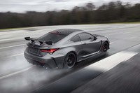 最新の「RC F」では、常用域での軽快な走りと限界域における優れた操縦安定性を追求したという。