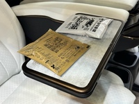 格納テーブルの天板にも「タブウッド」が。ほかにもドアの装飾やドアミラーなどに使われている。