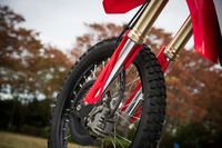 倒立式のフロントサスペンションも「CRF450R」をベースに独自のセッティングを施したもので、オフロード走行での走破性と快適性の両立が図られている。