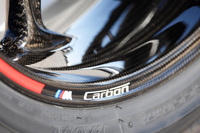 足まわりにはオプションで、純正の鋳造アルミホイールより軽量・高剛性な、鍛造アルミホイールやカーボンホイールなども用意されている。