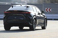 テールゲートの後端はダックテール形状に。左右分割式のルーフスポイラーと合わせて走行安定性を高めている。