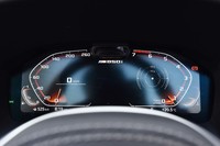 液晶タイプのメーターパネル。反時計回りに指針が動くエンジン回転計（写真右側）が特徴的。