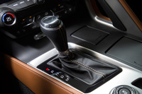 テスト車のトランスミッションはトルコン式の8段AT。クーペには自動ブリッピング機能付きの7段MTも用意されている。