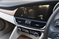 「ジュリア スーパー」の8.8インチセンターディスプレイ。カーナビゲーションはスマートフォンを介して「Apple CarPlay」、または「Android Auto」のマップ機能を利用する。