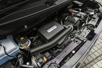 「N-BOXカスタムG・L Honda SENSING」に搭載される0.66リッター自然吸気エンジン。新たに可変バルブタイミングリフト機構「VTEC」を吸気側に採用している。