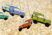 ステンドグラスでつくられたカラフルな「ディフェンダー90」。ステンドグラスワークショップの参加者からは、「愛車と同じ色にしたいな」との声も聞こえてきた。