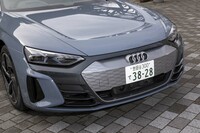 アウディ車おそろいのシングルフレームグリルが与えられたフロントまわり。グリル自体は内燃機関車とは異なり開放されていない。