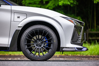 「RZ450e“Fスポーツ パフォーマンス”」のホイールは、マットブラック塗装が施されたENKEI製の21インチサイズ。試乗車にはフロント：255/40R21、リア：295/35R21サイズの「ブリヂストン・アレンザ001」タイヤが組み合わされていた。