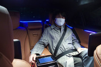 今回「S500 4MATICロング」の試乗は後席からスタート。ロングホイールベース仕様だけあって、足元の余裕はかなりのもの。せっかくなので後席のマッサージ機能も起動させ、世界屈指といわれるメルセデス自慢の快適性を確かめてみた。