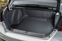 「インサイト」では、走行用のバッテリーをリアシートの下に配置することで、広いトランクスペースを確保。容量は519リッター（VDA方式）となっている。