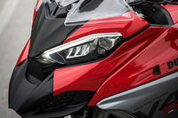 従来型からやや趣が変わったフロントまわり。報道資料にいわく、スーパースポーツの新型「パニガーレV4」のイメージに近づけたという。