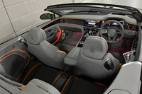 「コンチネンタルGTCスピード」のインテリア。コックピットでは回転式のセンターディスプレイやクロックなど、ベントレーならではのラグジュアリーな装備が継承されている。