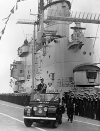 英国王室ではずっと「ランドローバー」を使用していた。「レンジローバー」が発売されると、王室も御料車に加えることを望んだ。