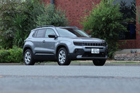 2022年10月のパリモーターショーでデビューしたジープの電動コンパクトSUV「アベンジャー」。日本では2024年9月26日に販売が開始された。2022年の「ジープ・コマンダー」以来、約2年ぶりの新規導入モデルとなった。