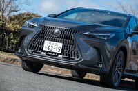 レクサス独自のスピンドルグリルも新世代へ。垂直度を高めて塊感を向上させている。